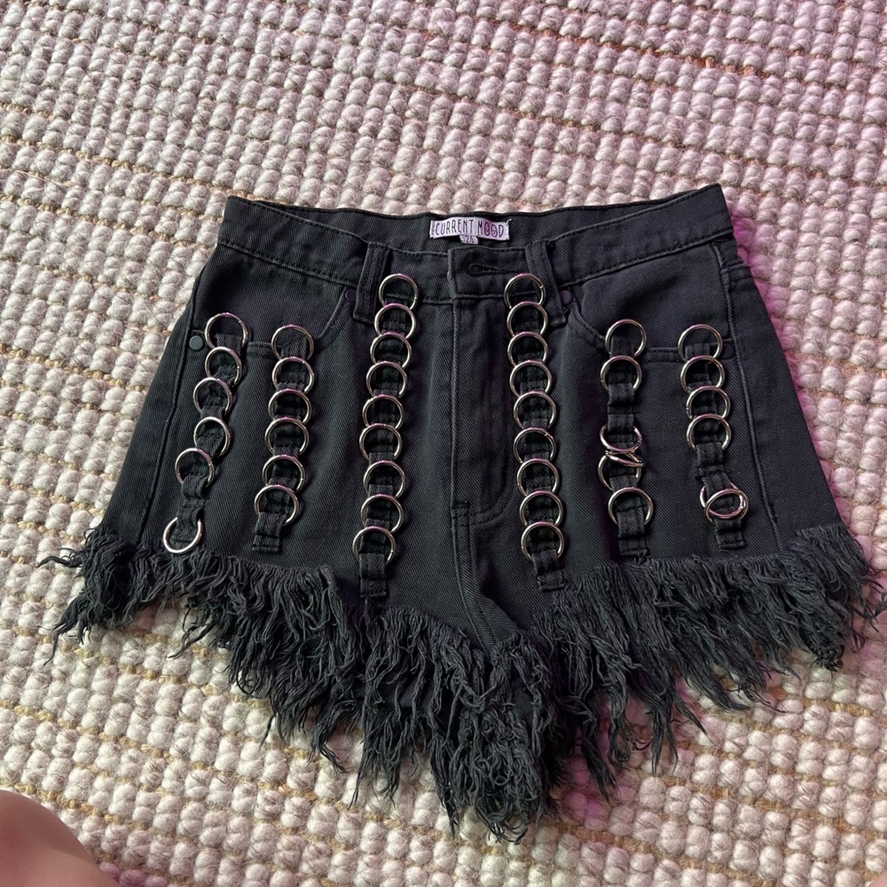 DOLLS KILL 0-RING SHORTS, SIZE 24 BLACK DISTRESSED FESTIVAL